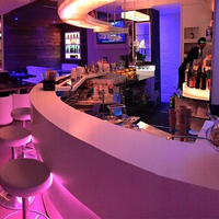 Comptoir de service incurvé blanc moderne du Guangdong avec éclairage LED pour restaurant, hôtel, salon et café