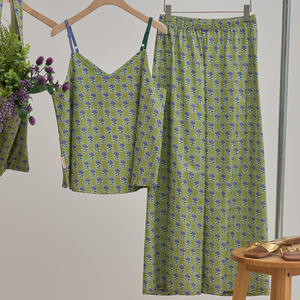 Pantalon à bretelles en satin à fleurs vert de style rétro vintage français vêtements de maison décontractés avec fermeture à la taille élastique pour l'été - Product Image 6