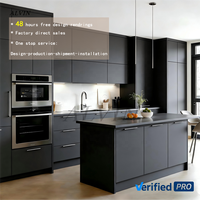 Meubles de cuisine en L sur mesure, laque grise brillante, avec éclairage LED et vitrine, pour maison résidentielle