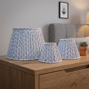 Abat-jour en viscose et lin imprimé de cœurs géométriques bleus |   Abat-jour plissé blanc et bleu |   Table décorative, luminaire de sol et luminaire suspendu - Product Image 2