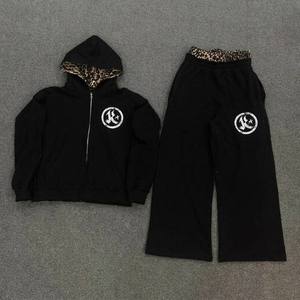 Conjunto de Chándal para Hombre Personalizado al por Mayor, de Algodón Grueso con Forro de Felpa, Estilo Urbano Y2K, con Estampado de Leopardo y Gráficos Agrietados - Product Image 1