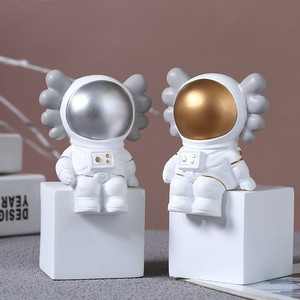 Cute Astronaut Figurine Resin Desktop Phone Holder Rotatable Bottom Cartoon Design - Product Image 4