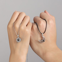 2pcs Personnalité Soleil Lune Couple Collier Mode 100 langues Projection magnétique pendentif clavicule chaîne tour de cou Cadeau de vacances