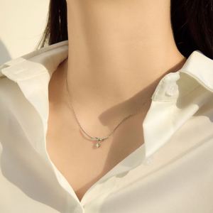 Collar con Colgante de Zirconia 5A en Forma de Barra Geométrica con Lazo, Cadena de Eslabones de Plata 925, Diseño Minimalista y Elegante de Dylam - Product Image 4