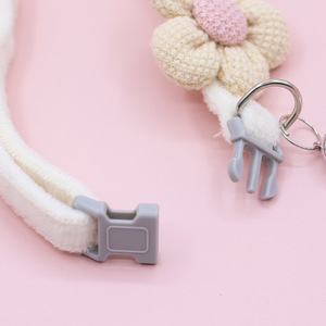 <span class=keywords><strong>Collar</strong></span> de terciopelo ecológico con flor tejida a mano, banda ajustable para el cuello, campana de seguridad y colgante suave para gatos - Product Image 3