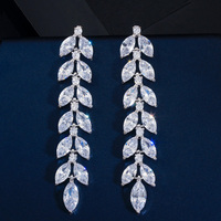 Boucles d'oreilles charmantes en zircon cubique, longues boucles d'oreilles pendantes en cristal en forme de feuille pour femmes, banquet, fête, bijoux en CZ avec plaqué or