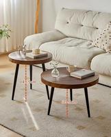 Ensemble de tables basses gigognes modernes avec plateau en verre, structure en bois, style farmhouse, finition naturelle, anneau en bois artisanal pour salon