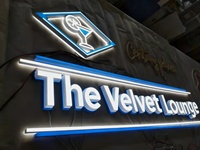 Letrero Comercial Exterior Personalizable, Iluminado, con Letras de Canal LED Frontales Blancas, Logotipo