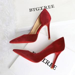 รองเท้าส้นสูงทรงสลิปออนแบบมีสายรัดข้างสีแดงสไตล์ยุโรปอเมริกัน รุ่น 9269 ทำจากกำมะหยี่ พื้นยาง ช่วยให้เท้าดูเรียวเล็ก ปลายแหลม สำหรับผู้หญิง - Product Image 3