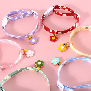 Lindo Collar Floral para Gatos con Campana, Collar Ajustable con Flores Coloridas para Gatitos y Cachorros, Accesorios para Mascotas - Product Image 1