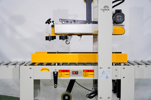 Machine de scellage de cartons automatique à entraînement supérieur et inférieur pour ligne d'emballage - Product Image 1