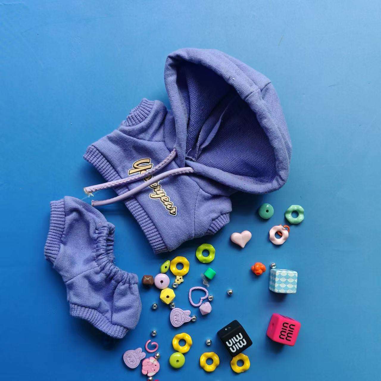 Ensemble pull Labubu, un rêve de couleur pourpre.