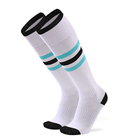 Guangzhou Chaussettes de football de couleur unie personnalisées Chaussettes de sport à jambes longues Chaussettes de football longues à adhérence élevée pour jeunes de haute qualité