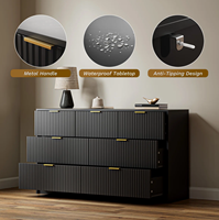 Commode moderne à 7 tiroirs noire avec panneaux cannelés, poignées dorées, grand meuble de rangement pour chambre et salon