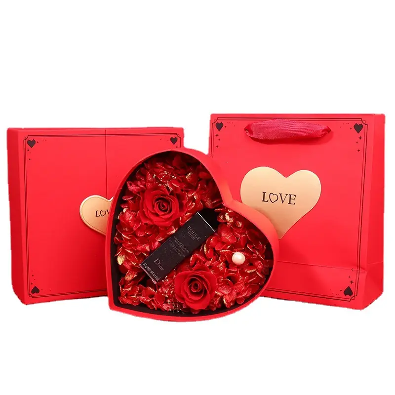 2024 nouveau Design rouge petit papier Kraft en forme de coeur souvenir de mariage saveur boîte-cadeau pour la saint-valentin Rose fleurs emballage