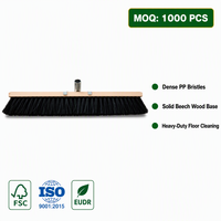 Brosse de sol robuste à poils en PP densité 60 cm, base en bois de hêtre, manche à emboîtement métallique, pour nettoyage intensif