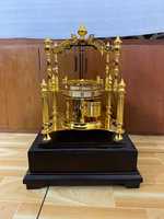 Grande horloge de table mécanique rétro en laiton massif doré 24 carats avec remontoir à torsion, motif boule volante amusante et base à tiroir