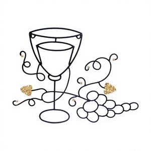 Décoration murale artisanale bohème en fer forgé avec motif de gobelet à vin, accents dorés et grappes de vigne fluides, artisanat métallique à suspendre - Product Image 1