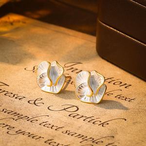 Boucles d'oreilles en or plaqué zircon géométrique blanc pour femmes Xiaoxiangfeng, exquises, polyvalentes, luxueuses, édition coréenne tendance - Product Image 1