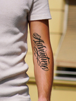 Autocollants de tatouage temporaires surdimensionnés semi-permanents imperméables non réfléchissants à motifs floraux inspirés des plantes pour bras masculins et usage familial
