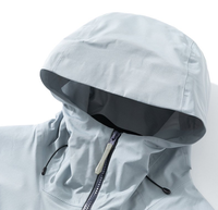 Veste à capuche bicolore bleu glace et violet, poche zippée sur le bras, poches latérales zippées, coupe-vent technique color block