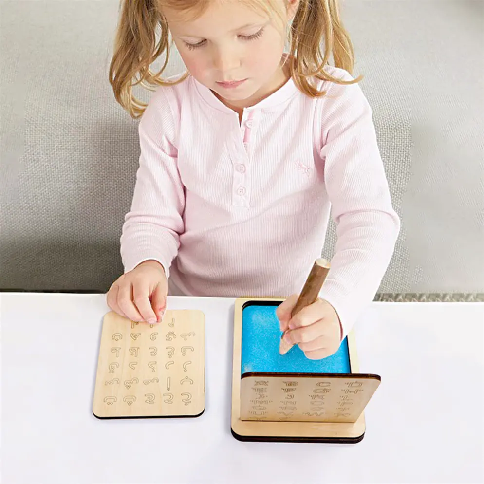 Brinquedos educativos montessori, bandeja de escrita de madeira do alfabeto árabe para o jardim de infância e a entrada escolar primária presente