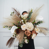 Centro de mesa con bola floral de hierba de pampa artificial y lirios de cala para decoración de mesa de comedor de boda