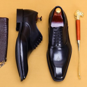 Zapatos Oxford de punta cuadrada para hombre con patrones tallados a mano: zapatos de negocios de cuero de alta calidad - Product Image 4