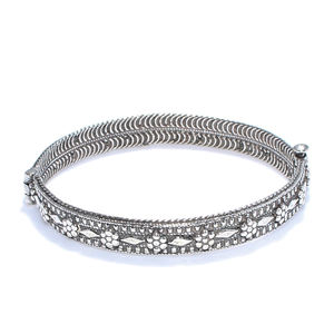 Bracelet fin en filigrane fait à la main pour femmes romantiques - Product Image 3