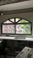 JUNYAO Modernes Dreifach-Schiebefenster mit Aluminiumrahmen, Insektenschutz und Sicherheitsglas für Wohnhausprojekte