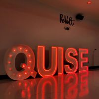 Vente en gros néon 4ft 5ft métal fer extérieur géant grand chapiteau lumineux grand néon lettres chiffres support pour accessoires de mariage