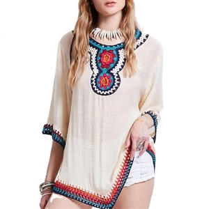 Chemisier blanc pour femme avec broderie florale, manches évasées, haut smocké, chemise en crochet à ourlet irrégulier, hauts d'été STb-0823 - Product Image 1