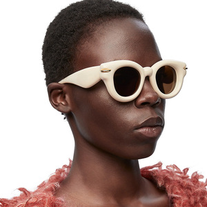 Gafas de Sol para Mujer KJ-9032, Montura de PC, Protección UV400 Clase 2, Estilo Ojo de Gato, Diseño Moderno - Product Image 1