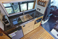 Kit de conversion complet pour camping-car Mercedes Sprinter : Cuisine modulaire, plateforme de lit, climatisation de toit, intérieur d'origine usine