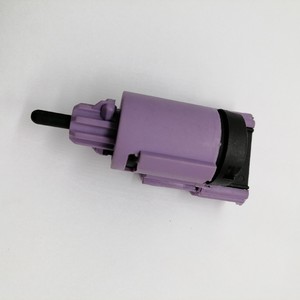 Interruptor de luz de freno Volkswagen 1J0945511D para reparación y reemplazo de automóviles - Product Image 2