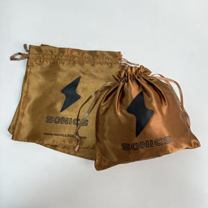 Sacs à cordon personnalisés en satin or mat avec impression noire - Emballage de luxe pour l'électronique et les accessoires - Product Image 6