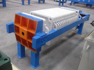 Presse à filtre à plaques et cadres avec feutre filtrant et système de contrôle PLC en nylon pour le processus de filtration des liquides - Product Image 6