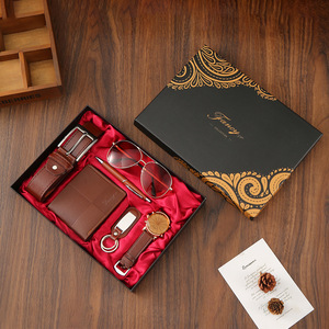 Set Regalo Aziendale per Uomo: Portafoglio, Cintura, Orologio, Occhiali da Sole - Modello M2808 - Regalo per Papà o Fidanzato per la Festa dell'Uomo e San Valentino - Product Image 3