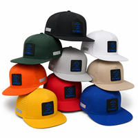 Casquette à visière plate perforée personnalisée OEM ODM avec patch logo en relief et étiquette latérale argentée pour les marques de streetwear de créateurs
