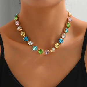 Collar de cadena para clavícula con incrustaciones de diamantes de imitación multicolor y piedras de cristal, minimalista y versátil, para uso diario o fiestas, para mujer. - Product Image 4