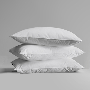 Oreiller Hilton en microfibre confortable et standard à prix d'usine - Product Image 1