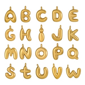 Amuleto de Letra Abombada con Efecto Burbuja |   Colgante de Letra Inicial Grueso de Acero Inoxidable con Baño de Oro PVD de 18K al por Mayor |   Resistente al agua y sin deslustre - Product Image 1