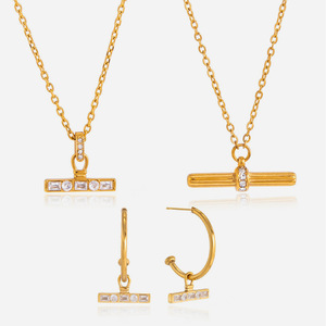 Ensemble de bijoux plaqué or pour femmes avec collier pendentif en strass et boucles d'oreilles créoles pour un usage quotidien - Product Image 1