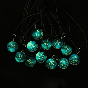 Venta al por mayor encanto redondo bola <span class=keywords><strong>de</strong></span> cristal colgante que brilla en la oscuridad constelación 12 signo del zodiaco collar joyería para mujeres - Product Image 2