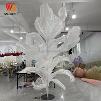 Installation artistique géante en soie faite à la main, de luxe et sur mesure, pour la décoration de la scène de mariage, de l'allée et comme centre de table, avec fleur géante décorative
