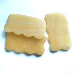 Outil de massage rectangulaire en jade jaune, pierre Gua Sha pour le visage - Product Image 1