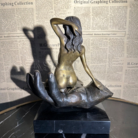 Sculpture d'art créative en bronze de style européen, représentant une femme sexy allongée sur un chaise longue en métal, couleur personnalisable pour utilisation en extérieur dans un jardin.