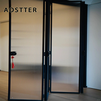 Porte pliante AOSTTER en aluminium noir architectural avec vitrage dépoli sablé et rail lisse pour chambre en suite et extérieur