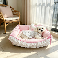 Canapé pour animaux de compagnie élégant avec décor en dentelle, coussin en forme de croissant, nid douillet en peluche, design nœud papillon pour petits chiens, lit de repos intérieur pour animaux de compagnie