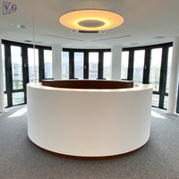 Ensemble de comptoirs ronds sur mesure avec espace pour machine à café, design sans obstacle pour salle de pause de bureau